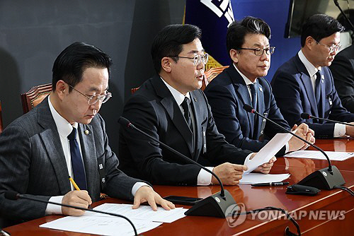 원내대책회의서 발언하는 박찬대 원내대표.<연합뉴스>